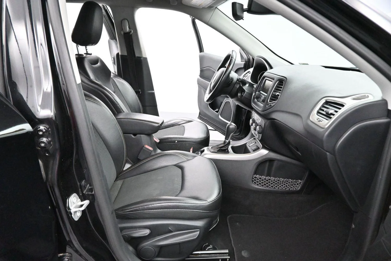 Used 2018 Diamond Black Crystal Pearlcoat Jeep Latitude image 26