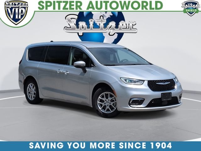 2023 Chrysler Pacifica Touring L's photo