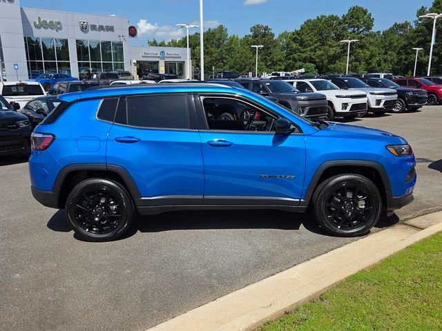 New 2026 Hydro Blue Pearl-Coat Exterior Paint Jeep Latitude image 14