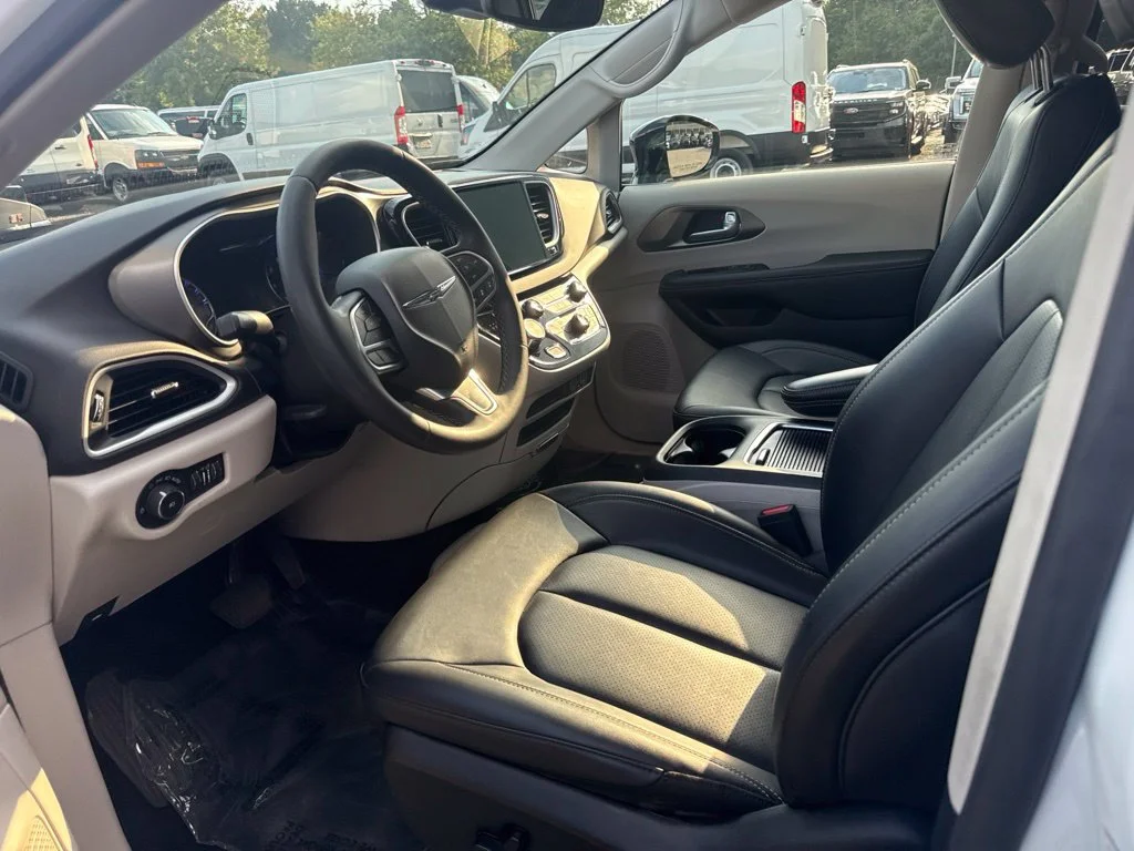 Used 2024 White Chrysler Touring L image 3