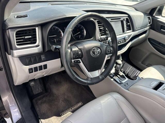 Used 2015 Predawn Gray Mica Toyota XLE image 18