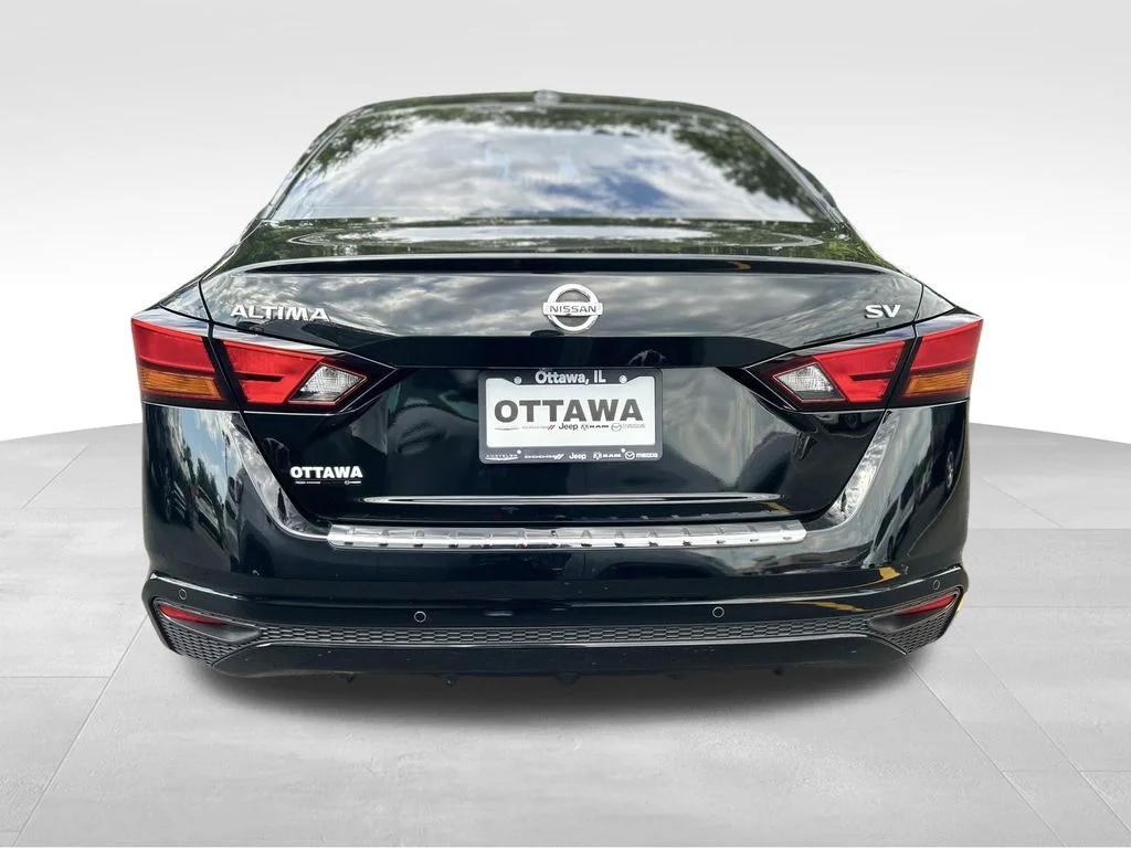 Used 2022 Black Nissan 2.5 SV image 5