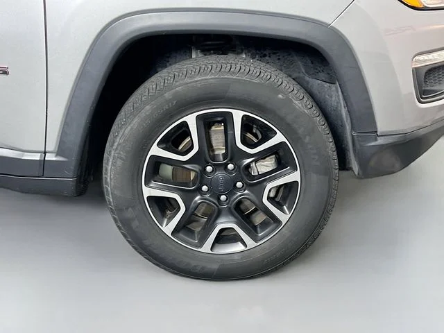 Used 2019 Silver Jeep Trailhawk image 35