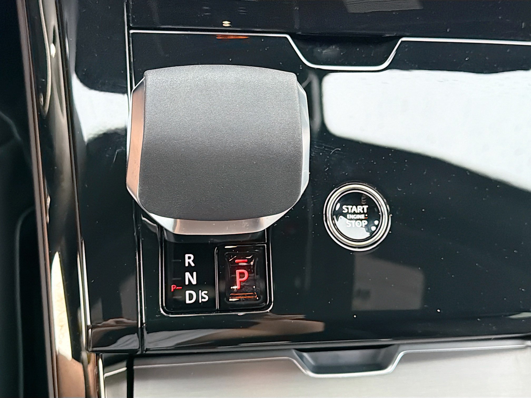 New 2026 Ostuni Pearl White Land Rover SE image 30