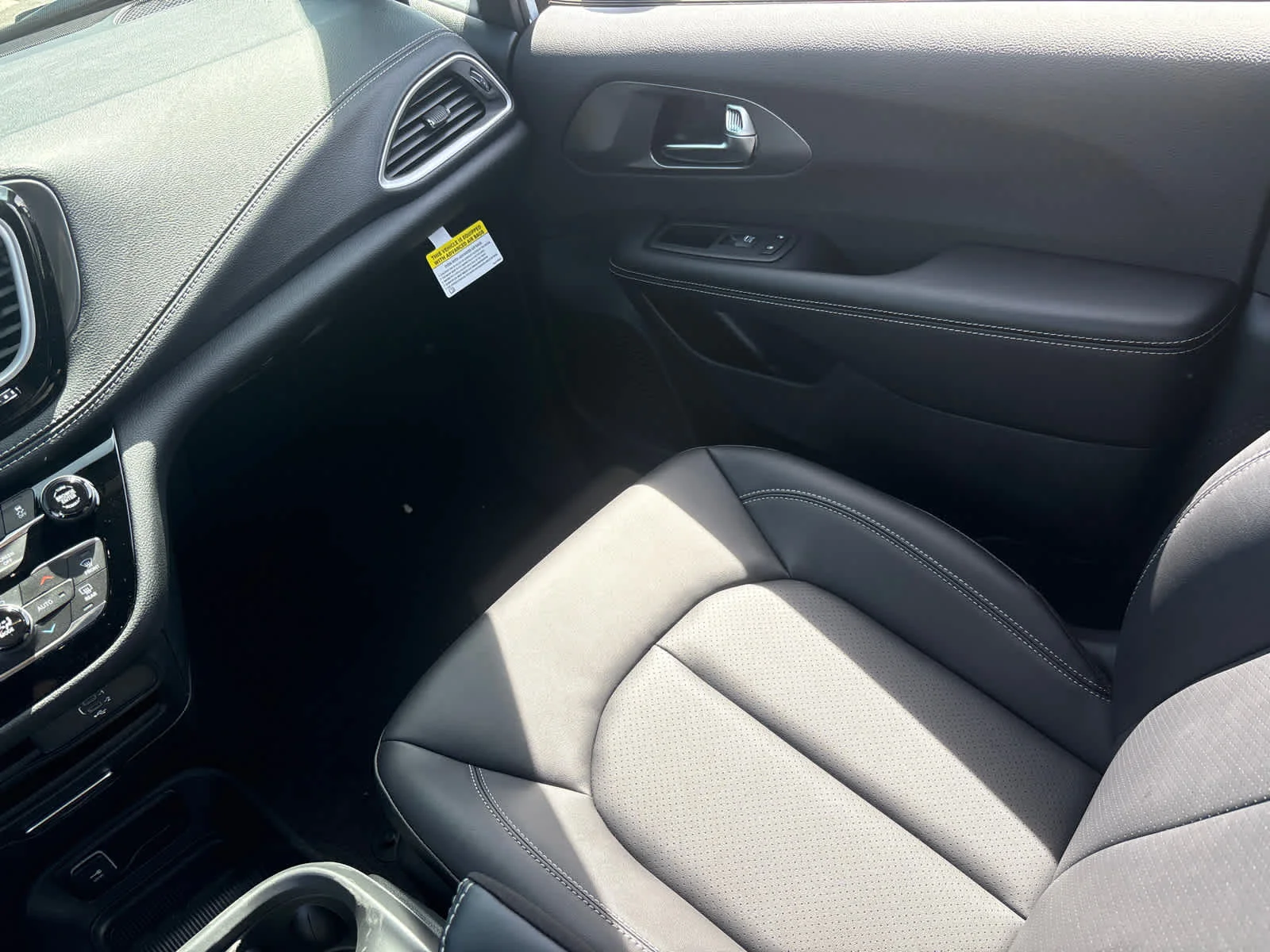 New 2026 Bright White Clearcoat Chrysler Select image 17
