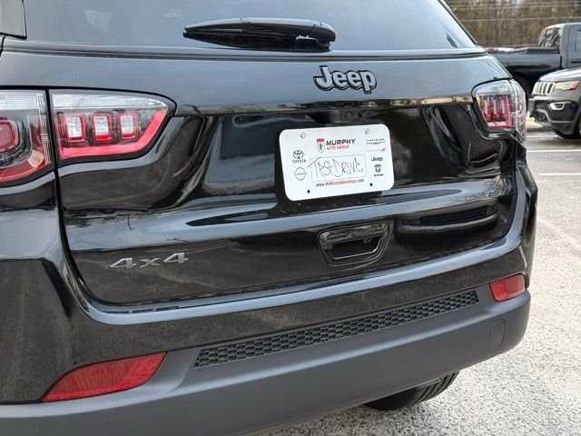 New 2026 Diamond Black Crystal Pearl-Coat Exterior Paint Jeep Latitude image 6