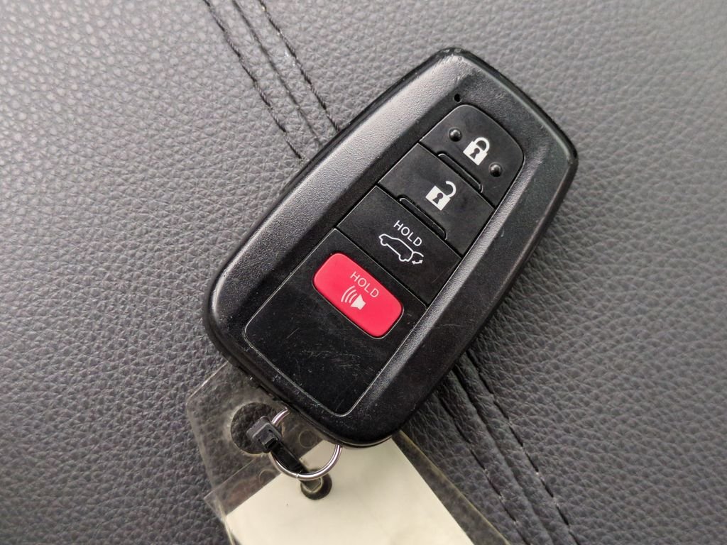Used 2022  Toyota XLE Premium image 24