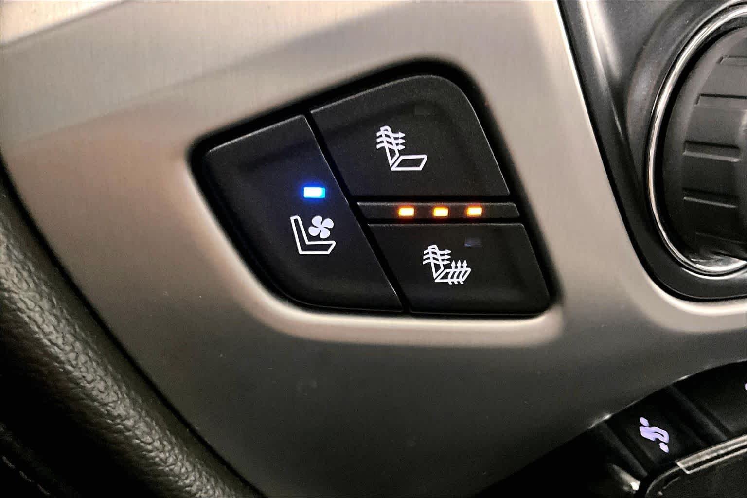 Used 2017 White Frost Tricoat GMC SLT image 33