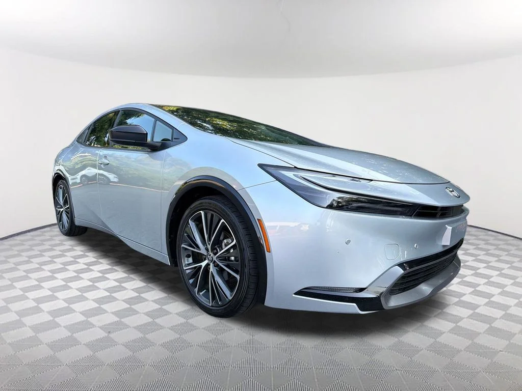 Used 2025  Toyota Limited image 3