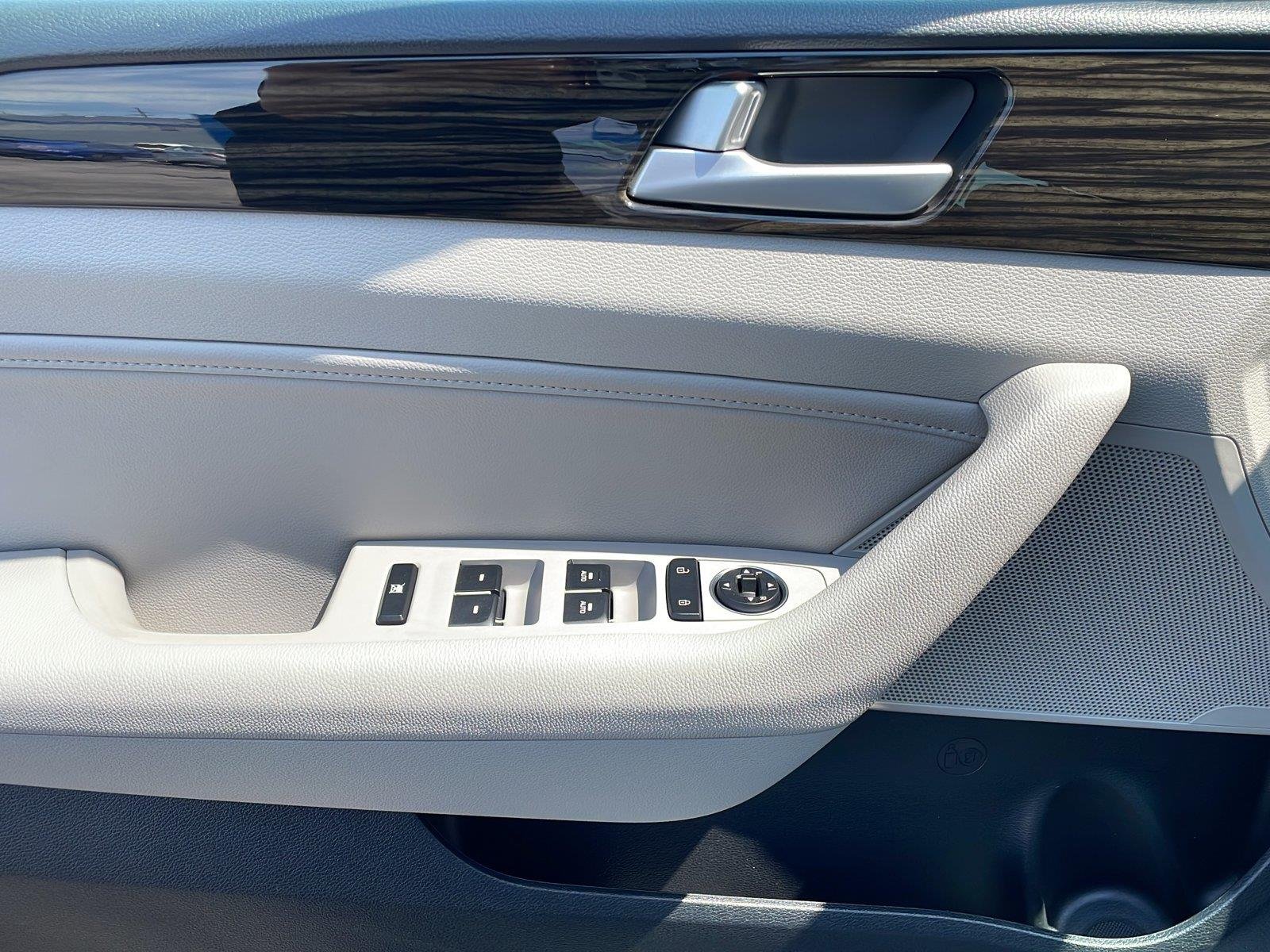 Used 2016 Symphony Silver Hyundai 2.4L Limited image 22