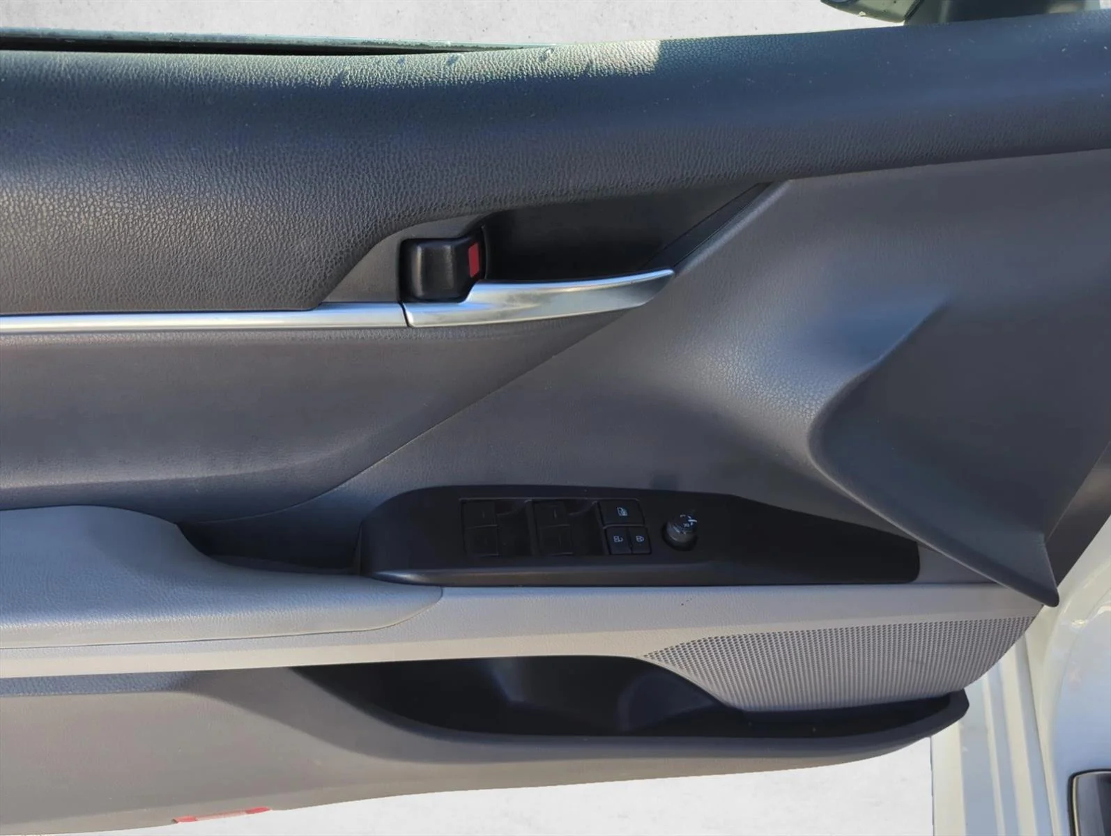 Used 2022 White Toyota LE image 9