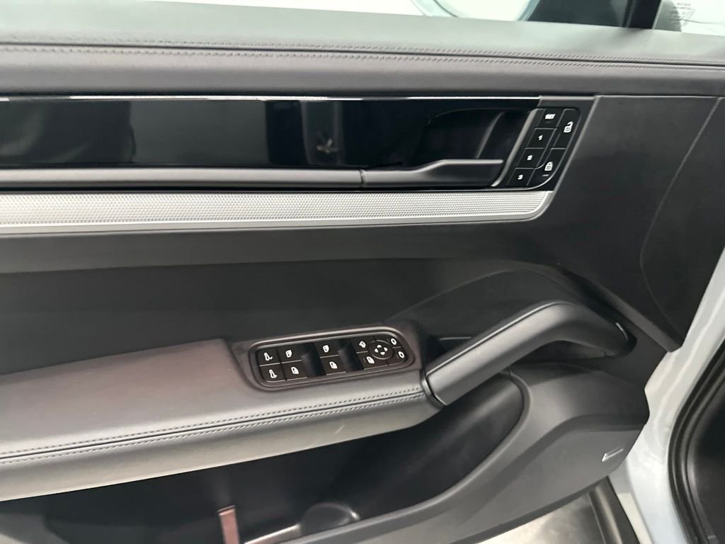 Used 2024  Porsche Base image 14