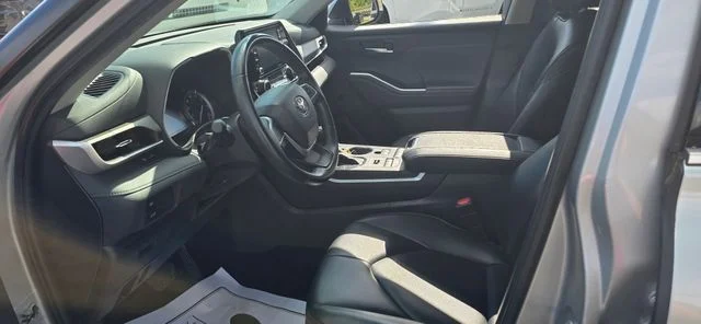 Used 2022 Silver Toyota XLE image 14