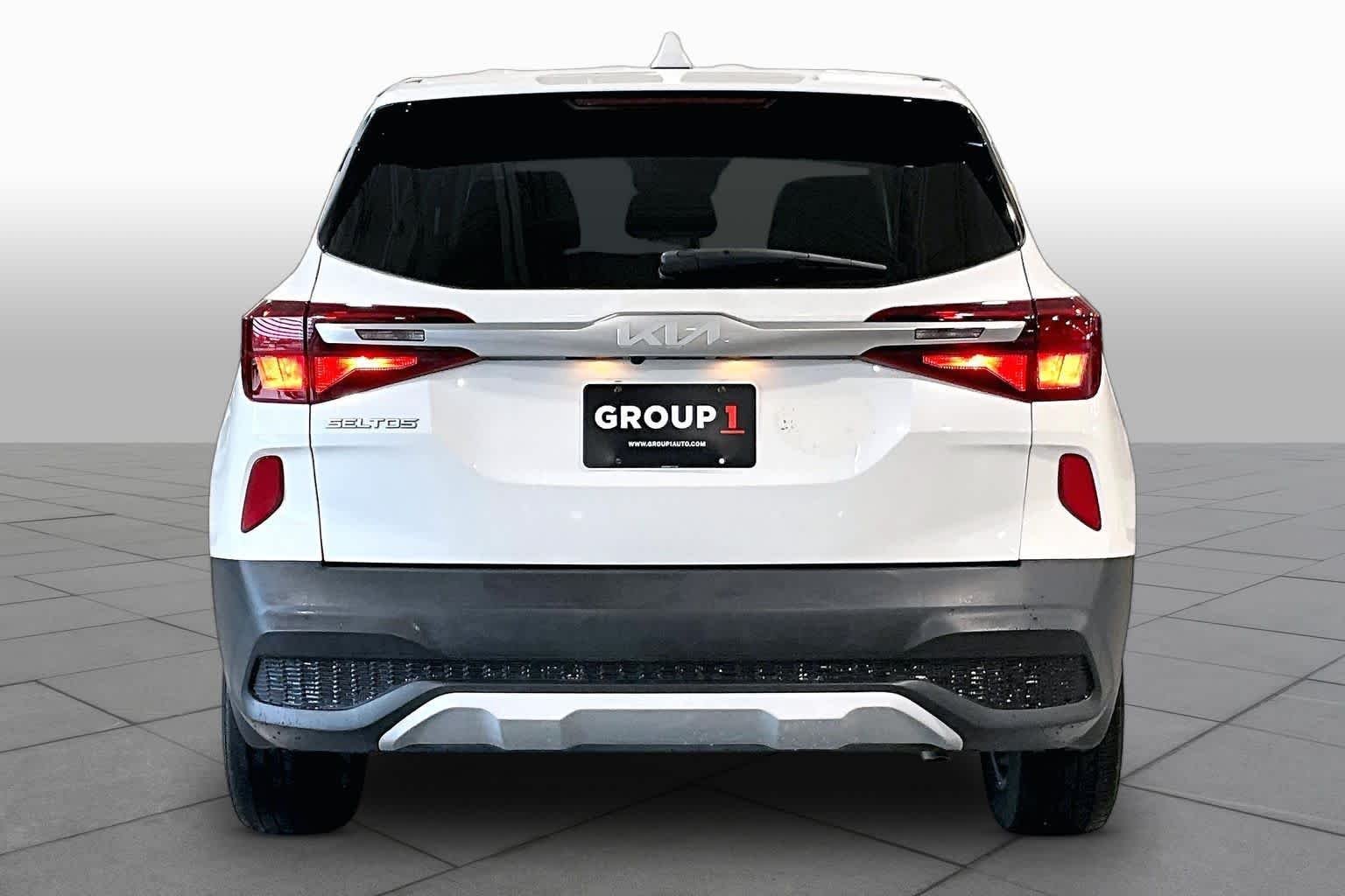 Used 2023 Snow White Pearl Kia LX image 5
