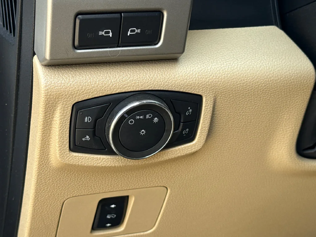 Used 2021  Ford Lariat image 22