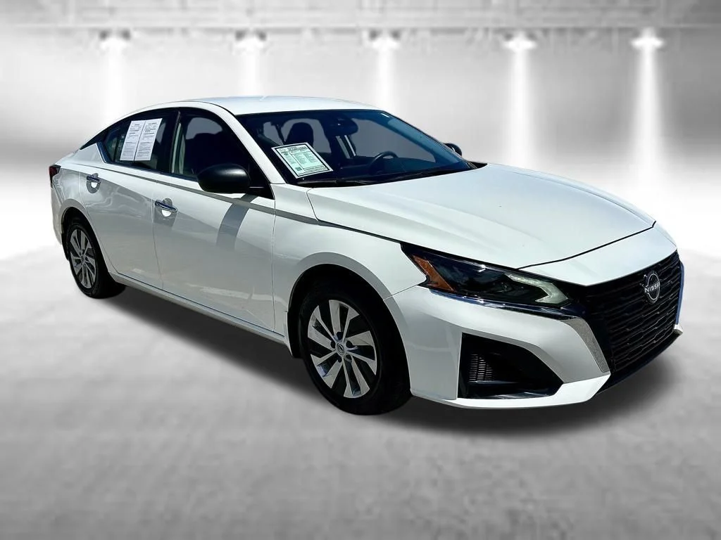 Certified Used 2025 White Nissan 2.5 S image 3