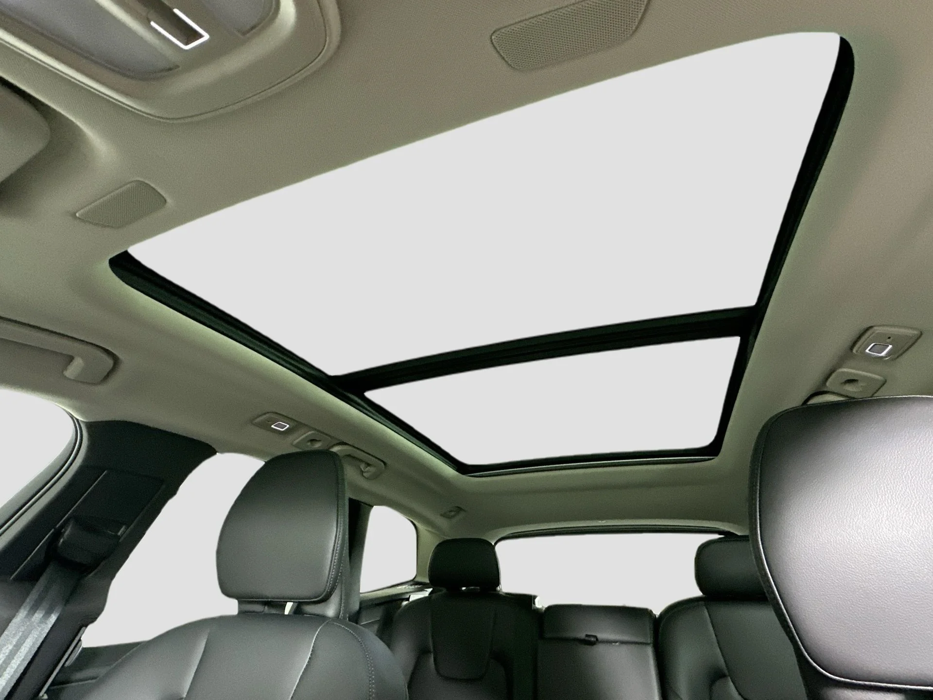 Used 2025 Onyx Black Volvo Core image 22