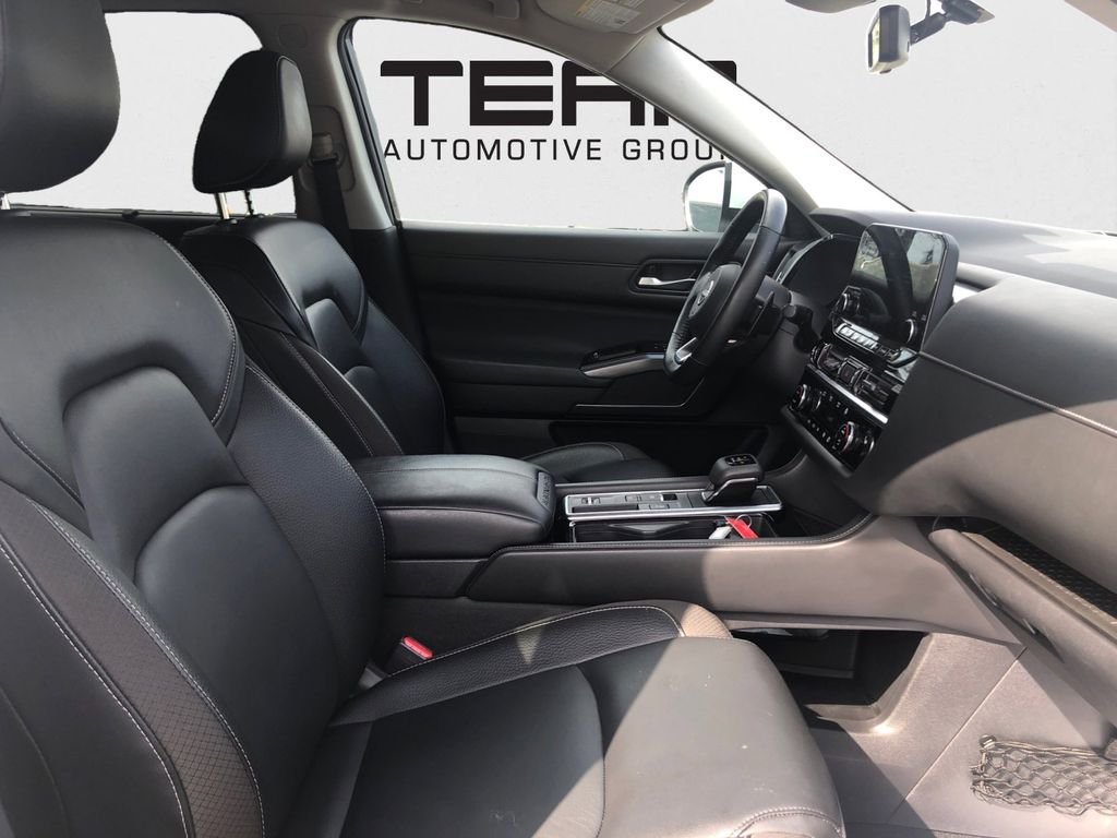 Used 2023 White Nissan SL image 25