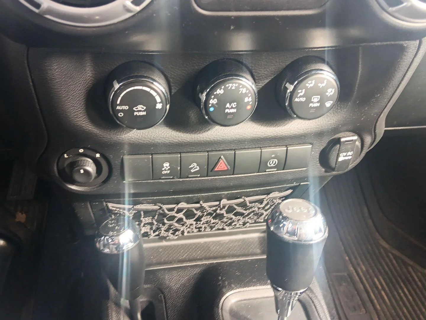 Used 2014 Billet Metallic Clearcoat Jeep Sahara image 17