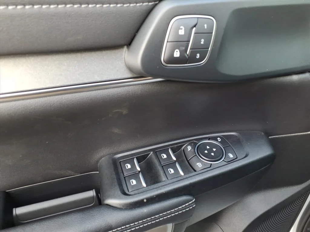 New 2025 Oxford White Ford LARIAT® image 14