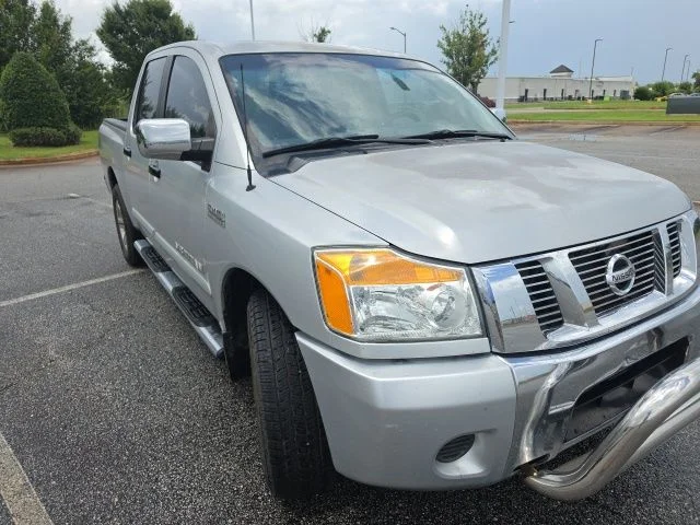 Used 2009 Silver Nissan SE image 4
