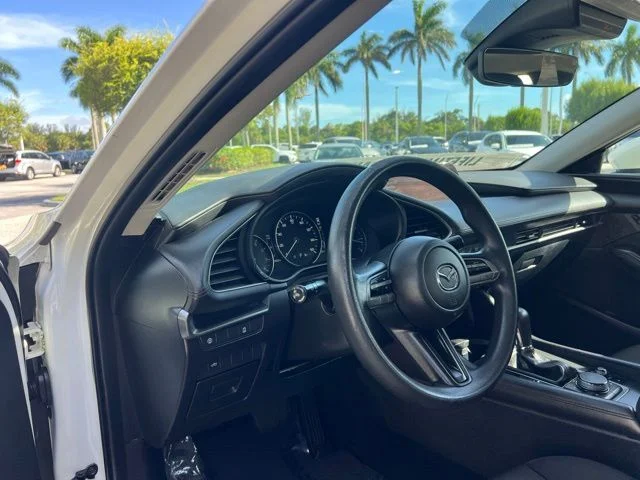 Used 2020 White Mazda  image 27