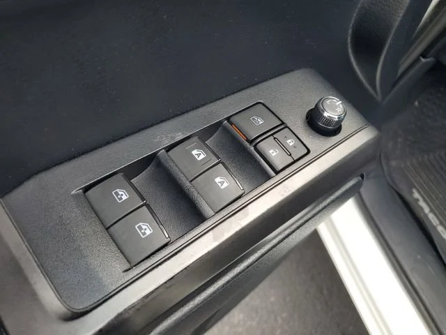 Used 2018 Super White Toyota SR5 image 9