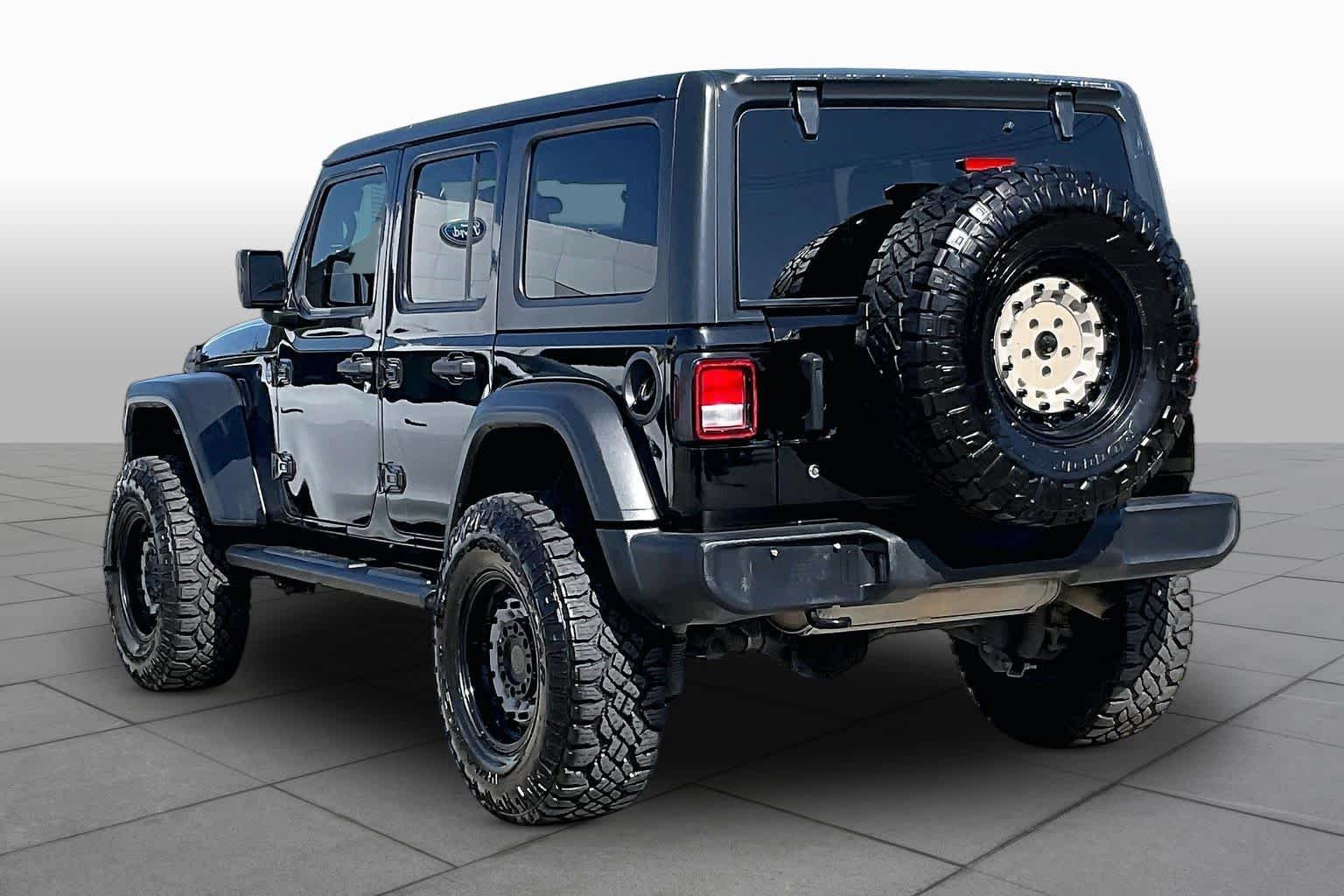 Used 2018 Black Clearcoat Jeep Sport S image 11