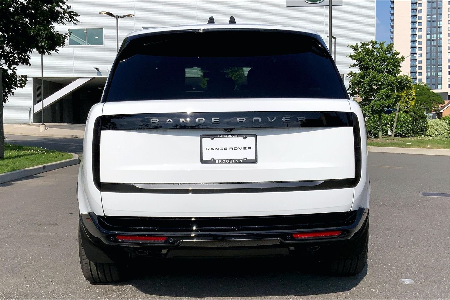 New 2026 Fuji White Land Rover SE LWB 7-Seats / V8 image 4