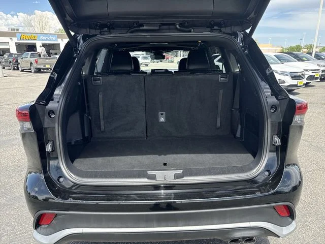 2025 Toyota Highlander LE - Photo 24