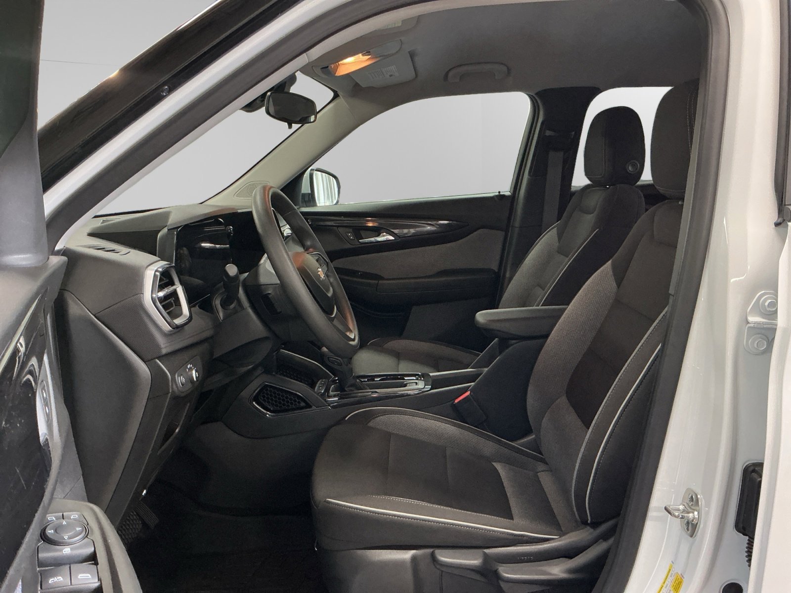 Used 2024 Summit White Chevrolet LT image 9