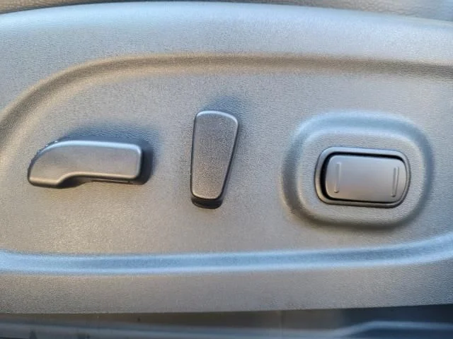 Used 2023  Nissan SL image 19