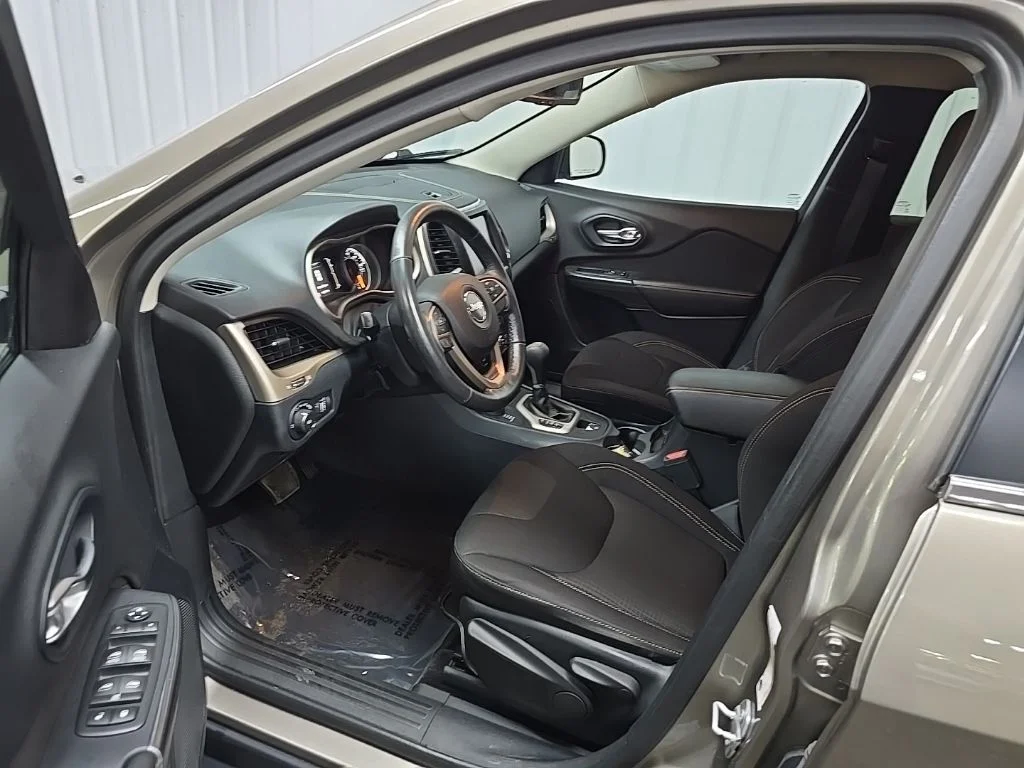 Used 2016 Beige Jeep Latitude image 28