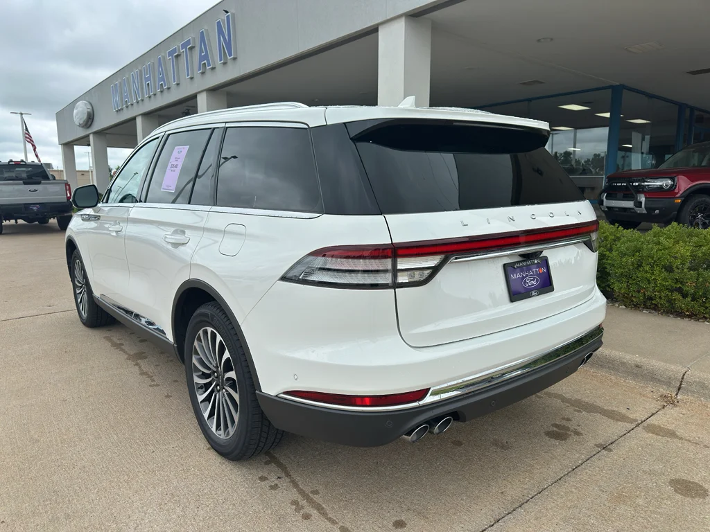 Used 2023 Pristine White Metallic Tri-Coat Lincoln Reserve image 11