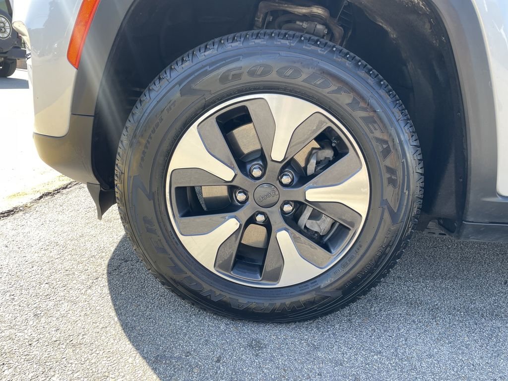 Certified Used 2024 Silver Jeep 4xe image 9