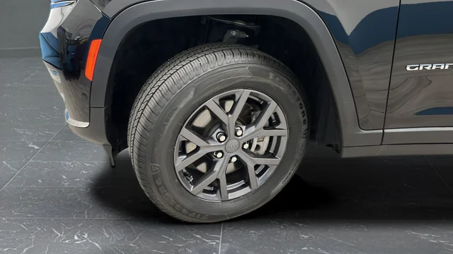 Used 2022 Diamond Black Jeep Limited image 43