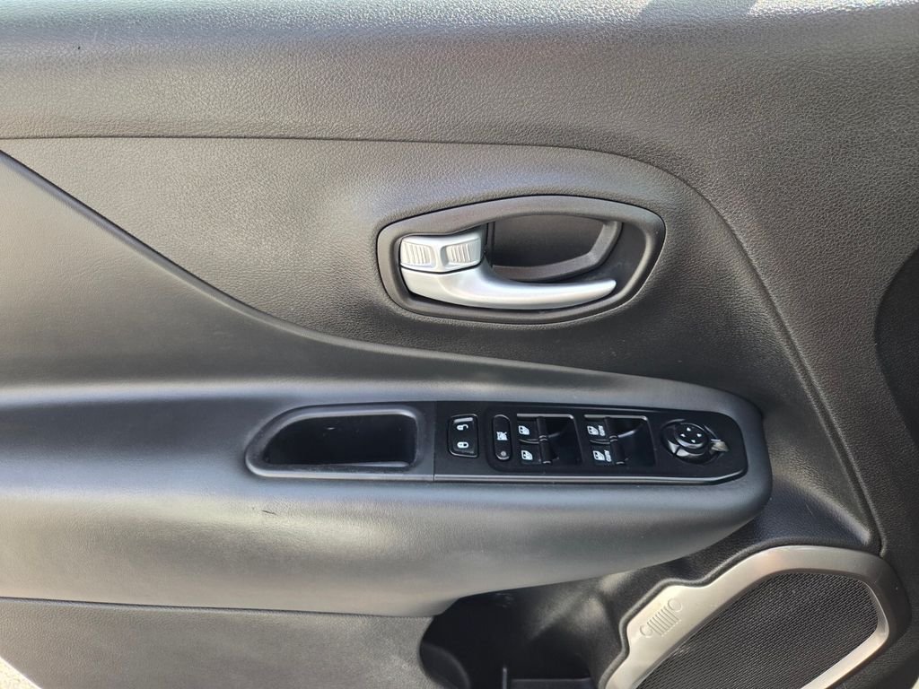 Certified Used 2022 White Jeep Latitude image 21