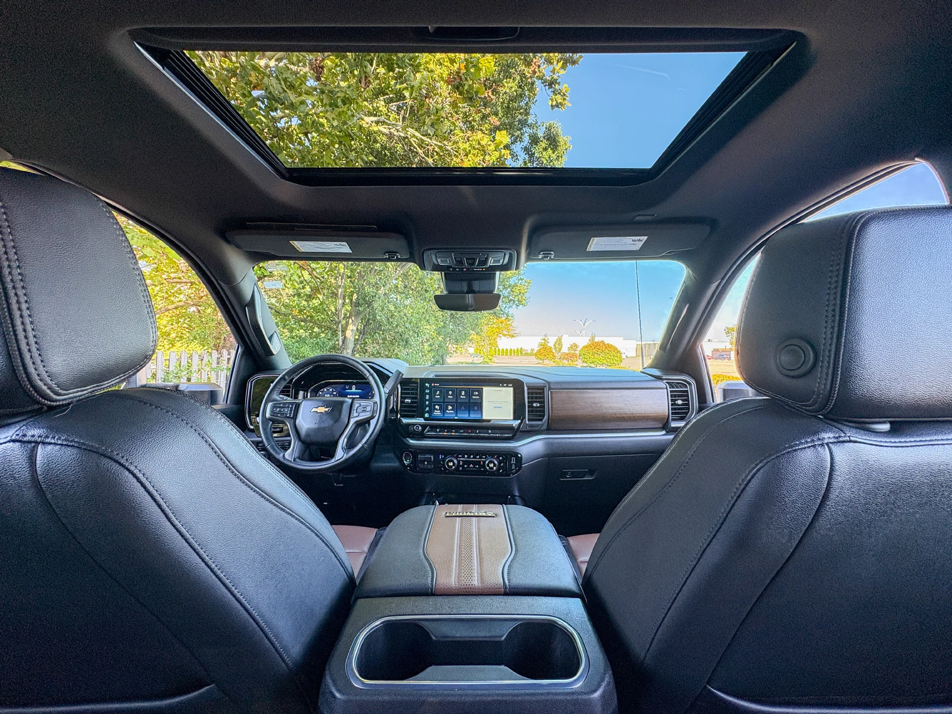 Used 2024 White Chevrolet High Country image 2