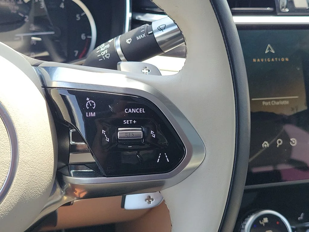 Used 2022 Silver Jaguar SE image 26