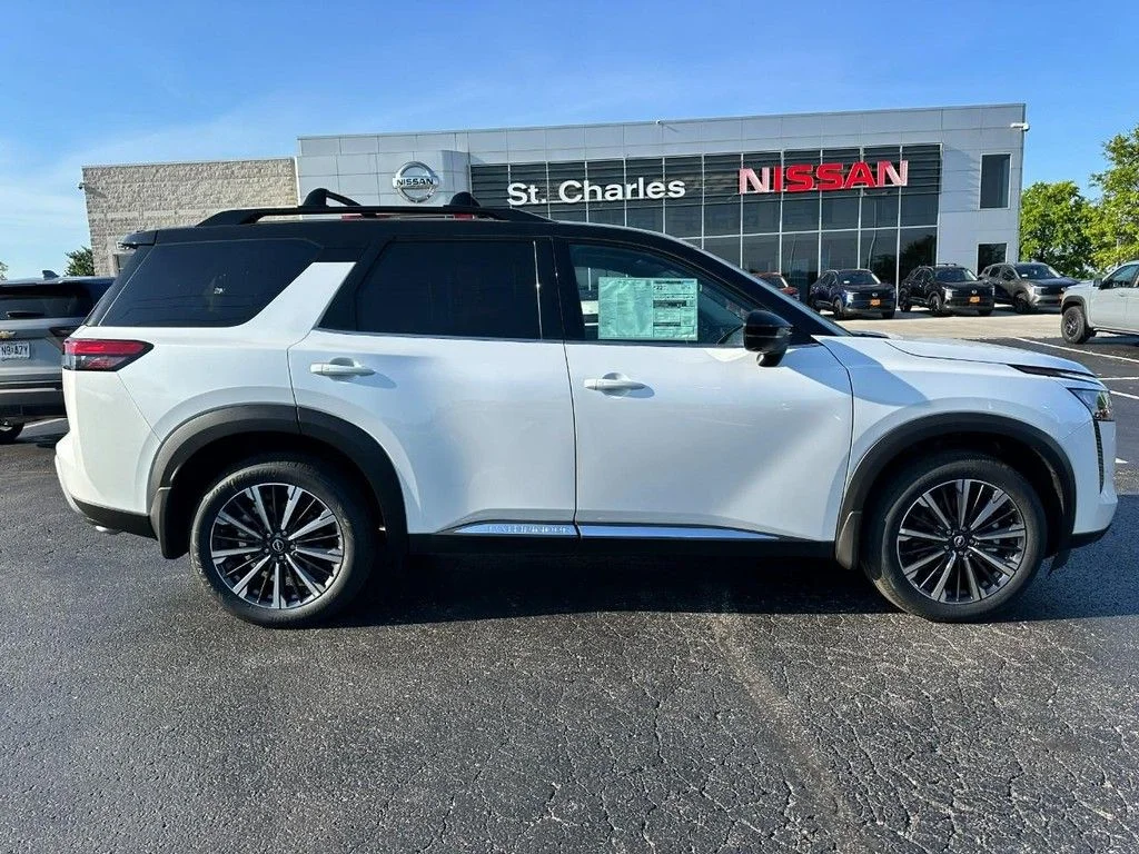 New 2026 Everest White Pearl TriCoat / Super Black Two-tone Nissan Platinum image 2