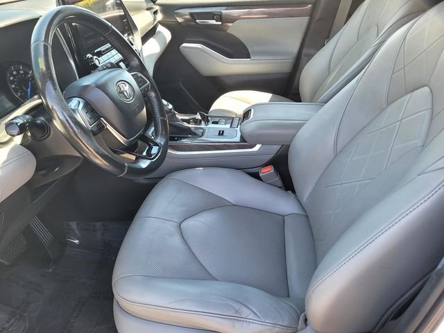 Used 2021 White Toyota Platinum image 17