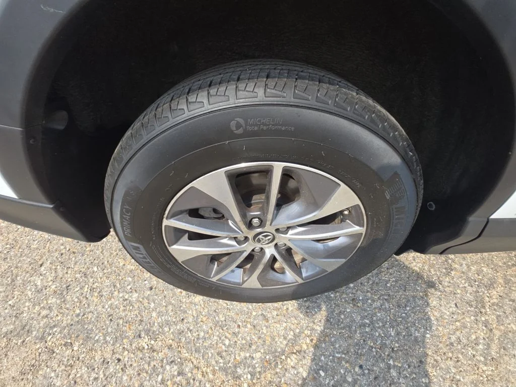 Used 2016 White Toyota XLE image 27