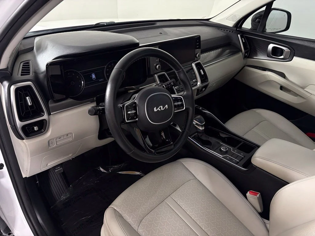 Used 2022 White Kia S image 17