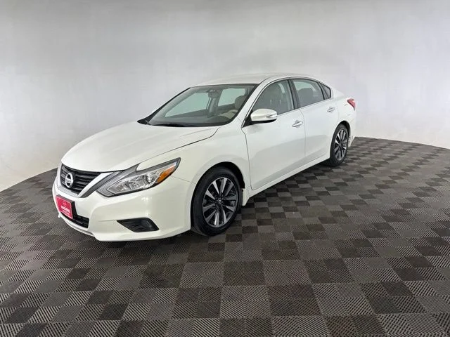 Used 2016 White Nissan 2.5 SL image 3