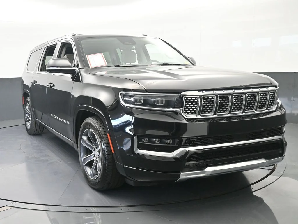 Used 2024 Diamond Black Crystal Pearlcoat Jeep Base image 9