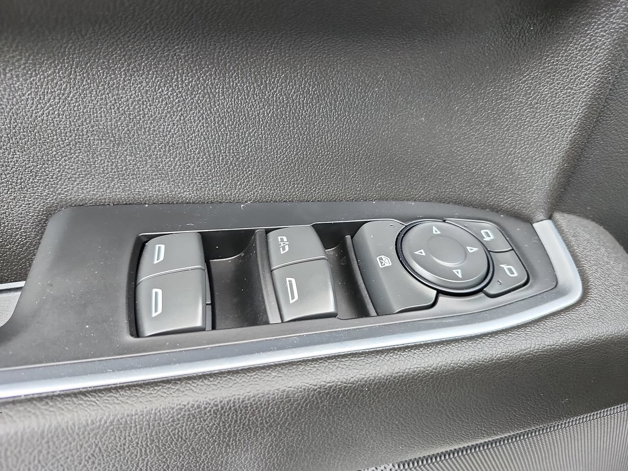 Used 2022 Summit White Chevrolet LT image 17