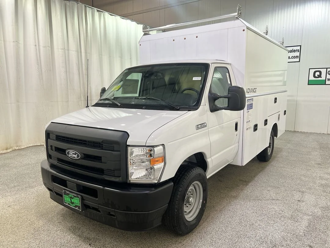 New 2026 Oxford White Ford E-350 SRW image 4