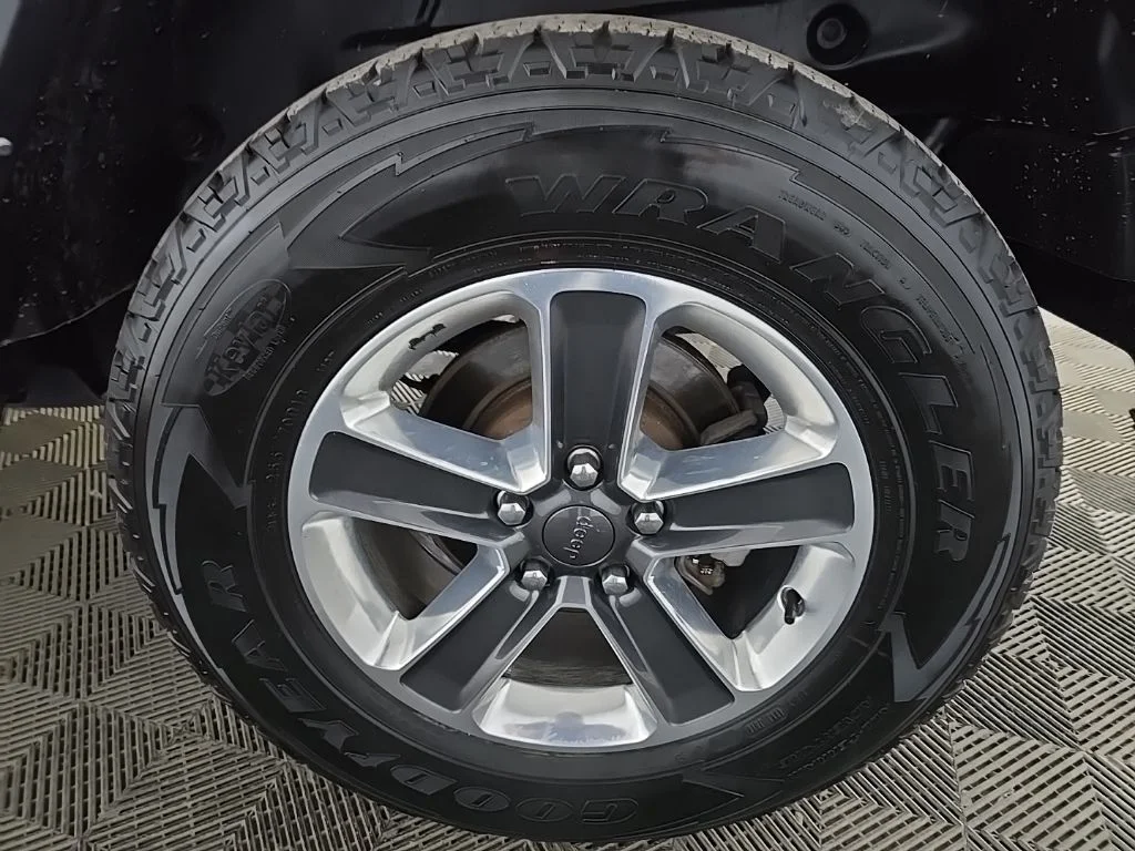 Used 2022 Gray Jeep Unlimited Sahara image 13