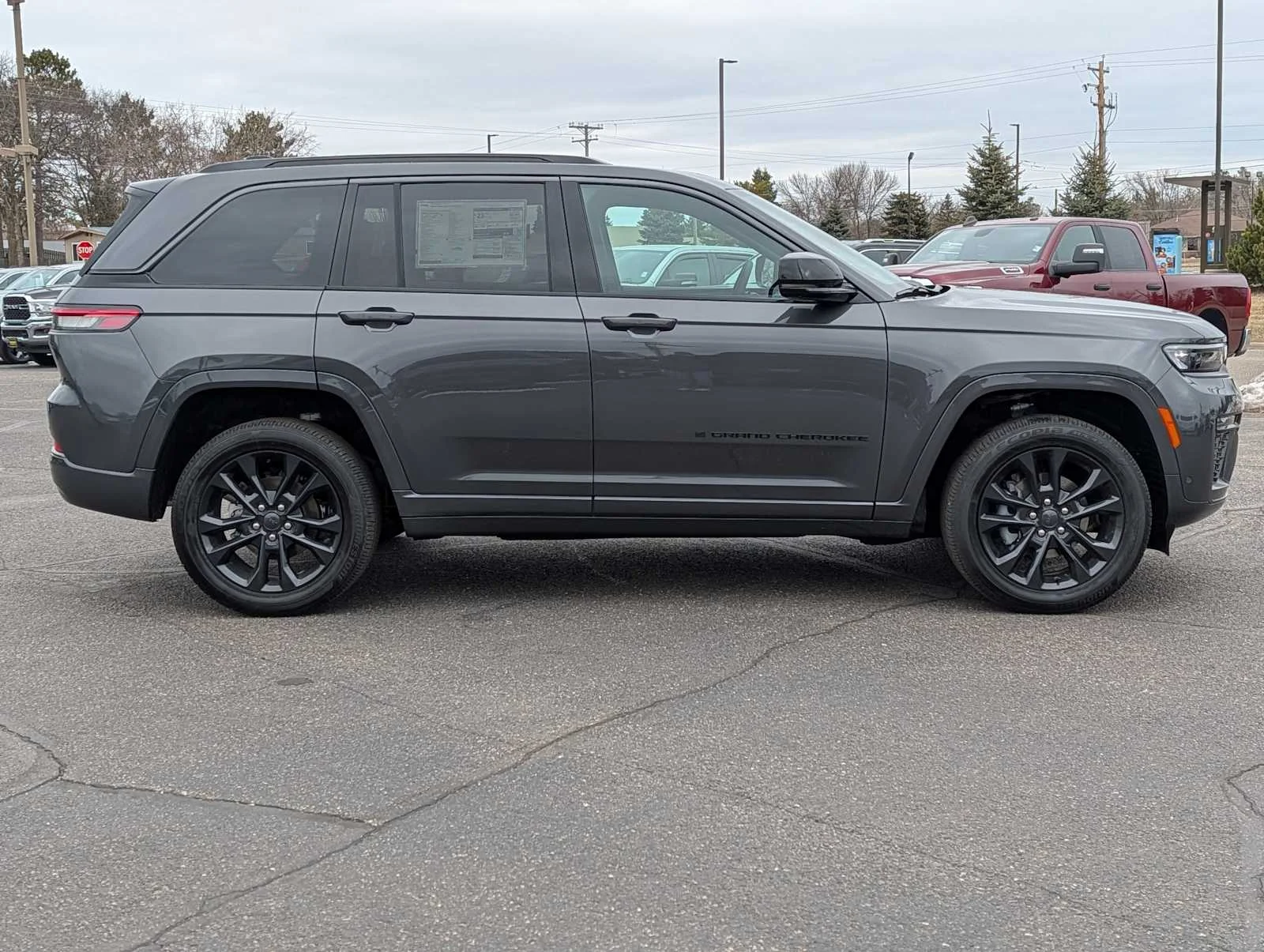 New 2026 Baltic Gray Metallic Clear-Coat Exterior Paint Jeep Limited Reserve image 8