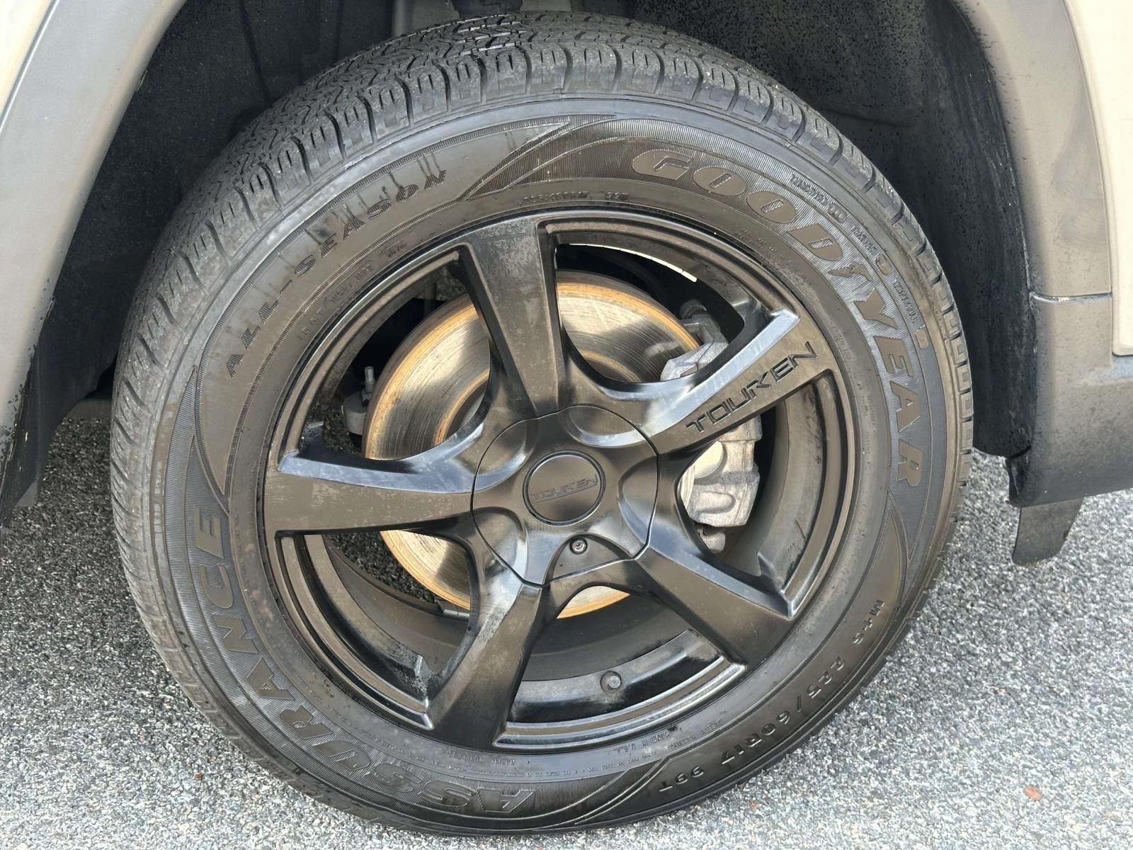 Used 2022 Silver Jeep Latitude image 27